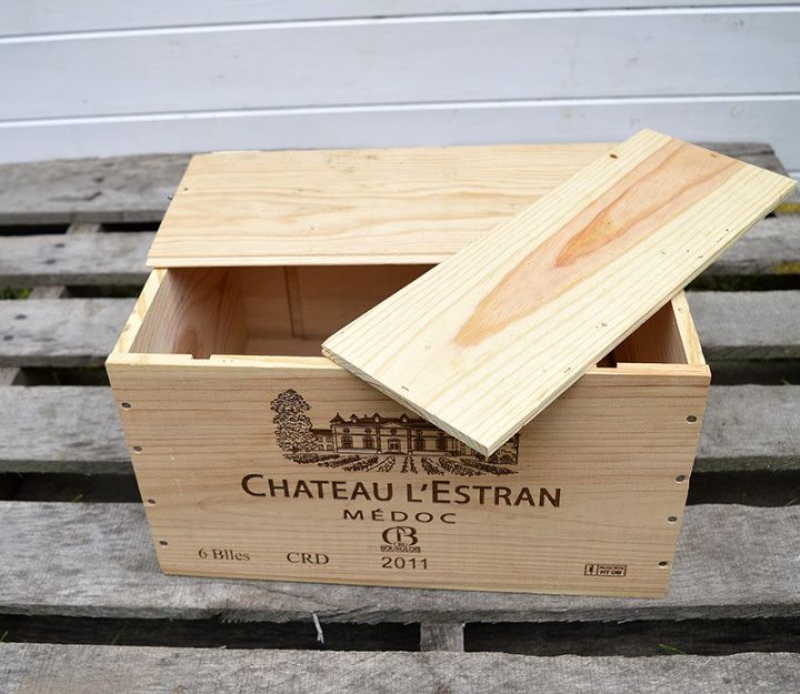caixa caixa de vinho reciclada no criado mudo