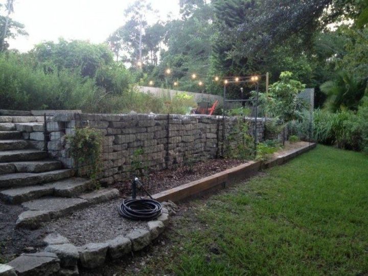 esto es lo que la gente hace con sus patios inclinados, Reciclar el material para los muros de gaviones