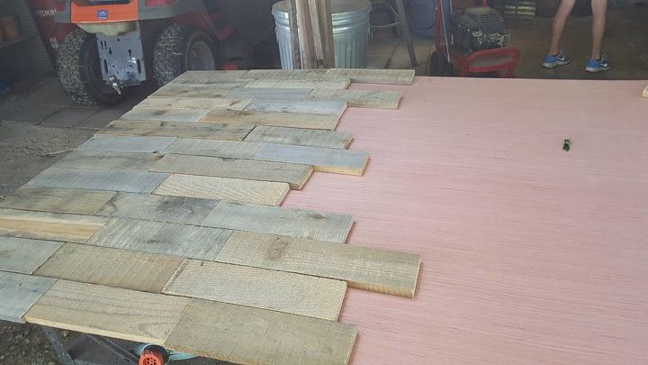 mesa de cozinha feita de madeira reciclada de paletes