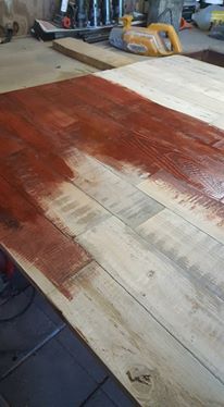 mesa de cozinha feita de madeira reciclada de paletes