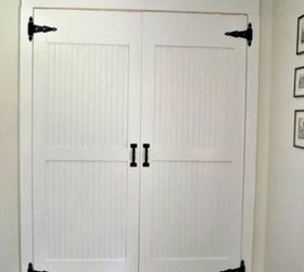 s why everyone is freaking out over these country cottage rooms, bedroom ideas, entertainment rec rooms, home decor, These barn style doors add so much character