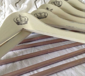 19 razones por las que los amantes del bricolaje aman las perchas, Perchas de madera de Ikea transformadas en perchas francesas Shabby Chic