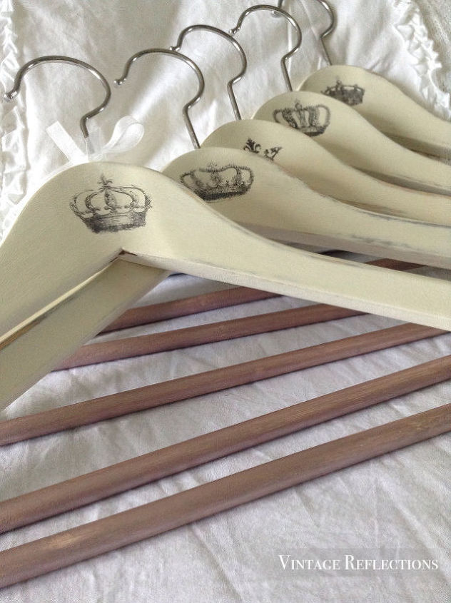 19 razones por las que los amantes del bricolaje aman las perchas, Perchas de madera de Ikea transformadas en perchas francesas Shabby Chic