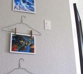 19 razones por las que los amantes del bricolaje aman las perchas, DIY Hanger Art Display