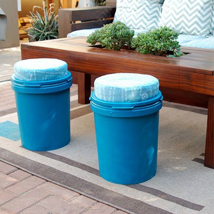 10 maneiras engenhosas de decorar baldes de plstico, Tamboretes de lata de tinta reciclada