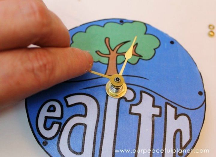 s 15 brilliant things to do with your old cds, repurposing upcycling, Upcycle one into a decorative clock