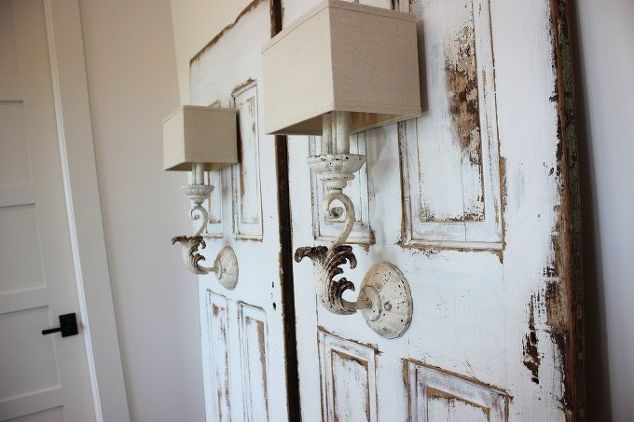 13 arandelas de parede caseiras que servem para decorar a parede, Transformando portas antigas em lumin rias