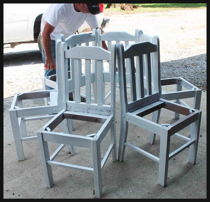 banco de rbol hecho con sillas de cocina