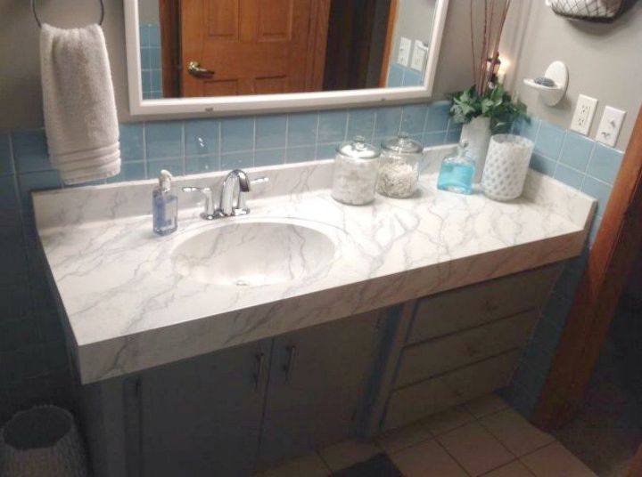 11 ways to transform your bathroom vanity without replacing it, Paint the countertop for a marble look