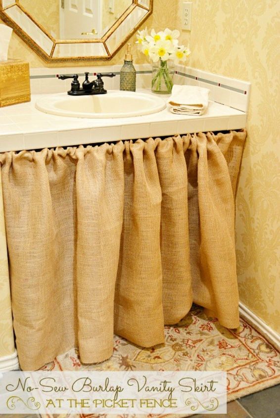 11 maneras de transformar el tocador del bao sin reemplazarlo, Cree un fald n para ocultar los armarios del lavabo