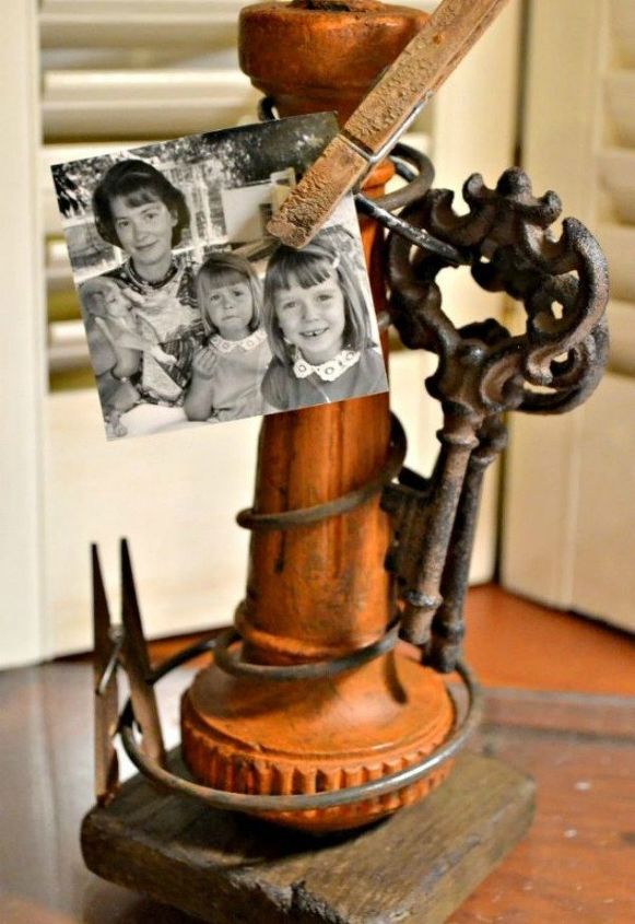s 11 genius things people do with their old keys, home decor, They use them to display photos