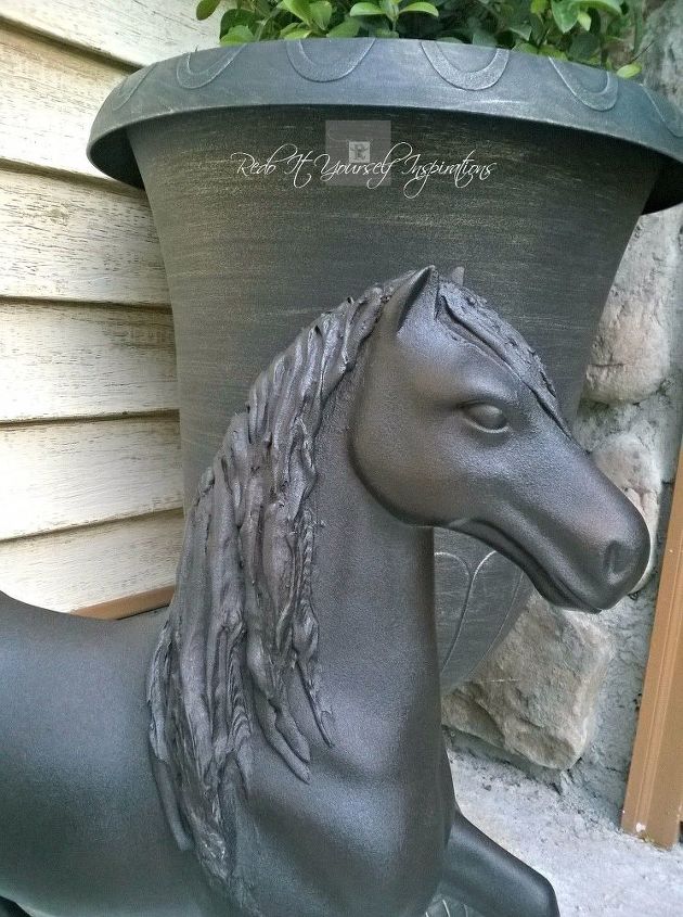 caballo de juguete en escultura de jardin de bronce pintado como un jefe