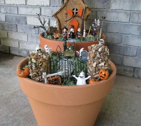 Casa de hadas de Halloween hecha con una casa de pájaros....
