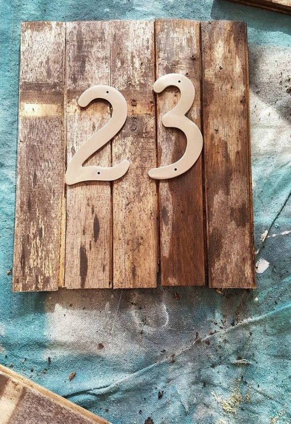 11 charming ways to add your address sign to your garden, Choose an old whisky barrel for a rustic look