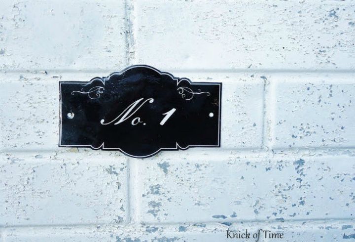 11 charming ways to add your address sign to your garden, Get an antique y look with enamel signs