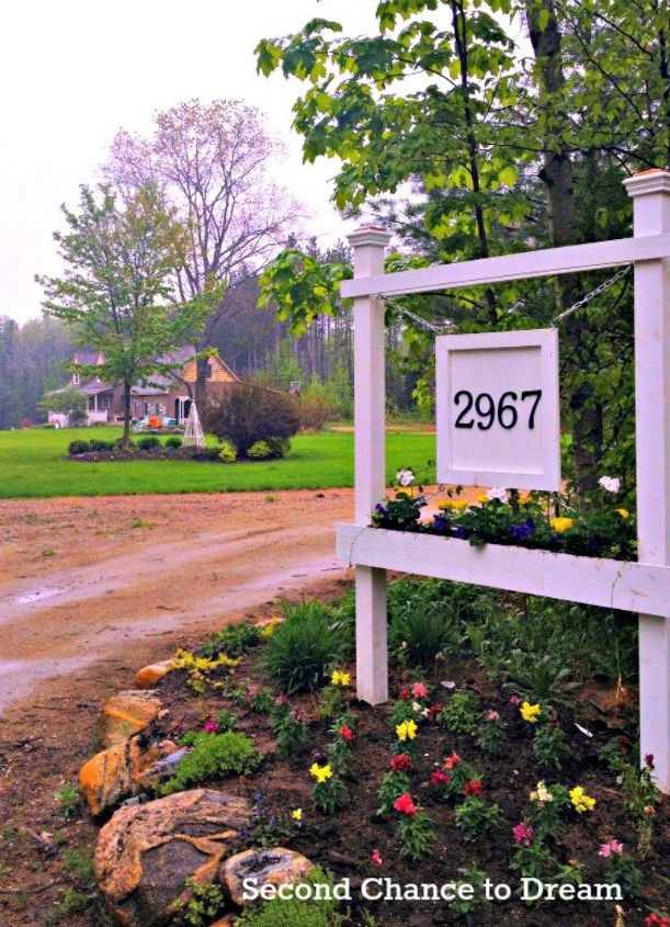 11 charming ways to add your address sign to your garden, Add flowers to a wooden sign for some color