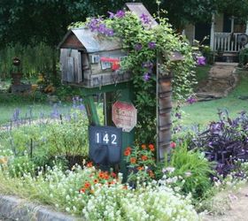 11 charming ways to add your address sign to your garden, Upcycle an old shovel handle to add charm