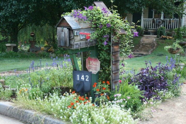11 charming ways to add your address sign to your garden, Upcycle an old shovel handle to add charm