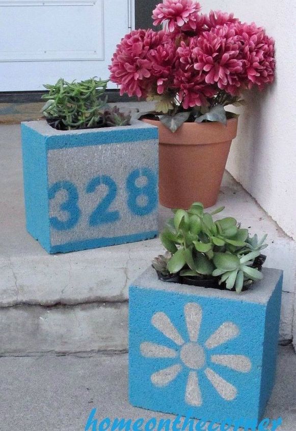 11 charming ways to add your address sign to your garden, Paint your number with cute concrete blocks
