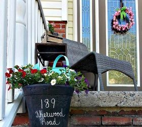 11 charming ways to add your address sign to your garden, Display your address on pretty planters