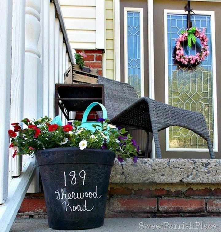 11 charming ways to add your address sign to your garden, Display your address on pretty planters