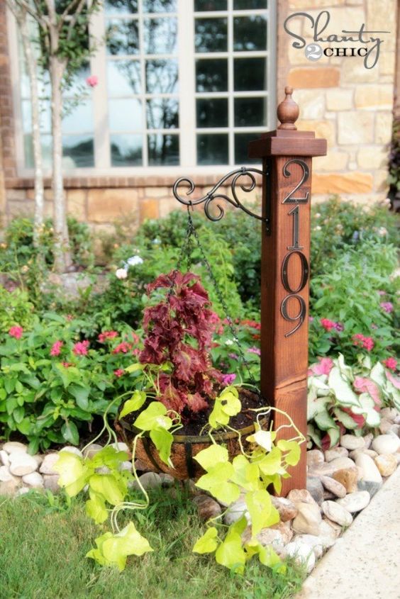 11 maneiras encantadoras de adicionar um sinal de direo ao seu jardim, Post e plantador de bricolage com n meros de endere o