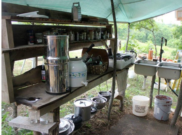 9 cocinas de exterior con las que soamos esta temporada de barbacoas, Esta improvisada para acampar