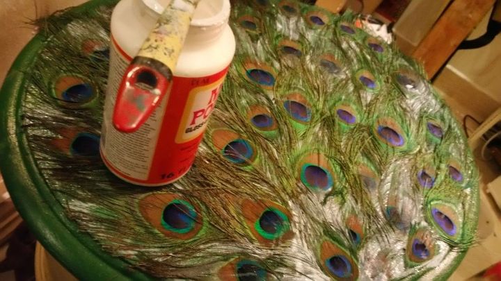 mesa final de plumas de pavo real