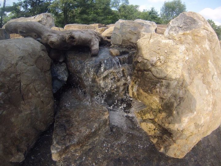 cascada de piedra natural en la piscina
