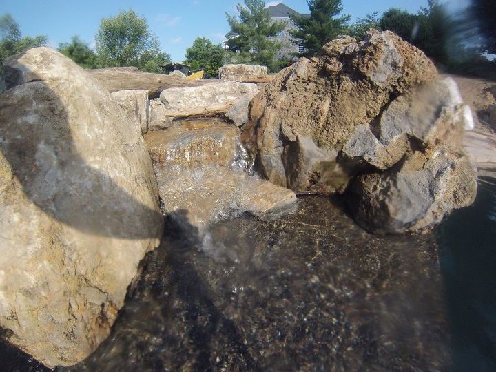 cascada de piedra natural en la piscina