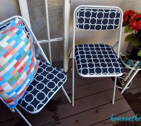 cambio de imagen de una silla plegable azul y blanca