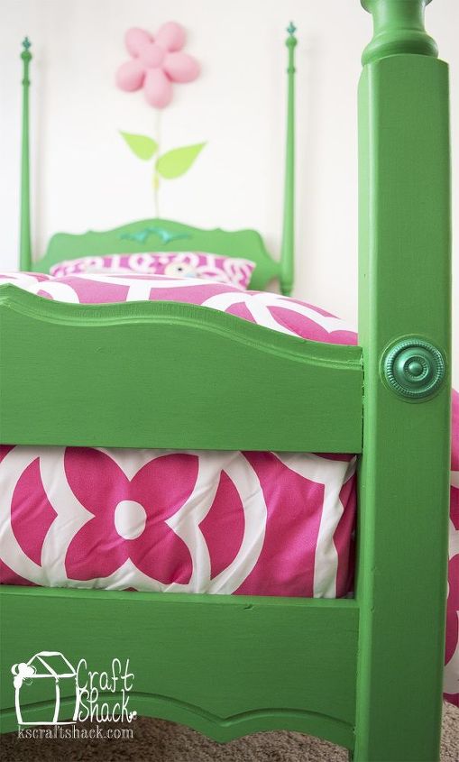 una cama verde brillante