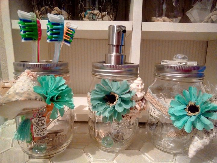 dispensadores y portacepillos de dientes en mason jar con temtica de playa