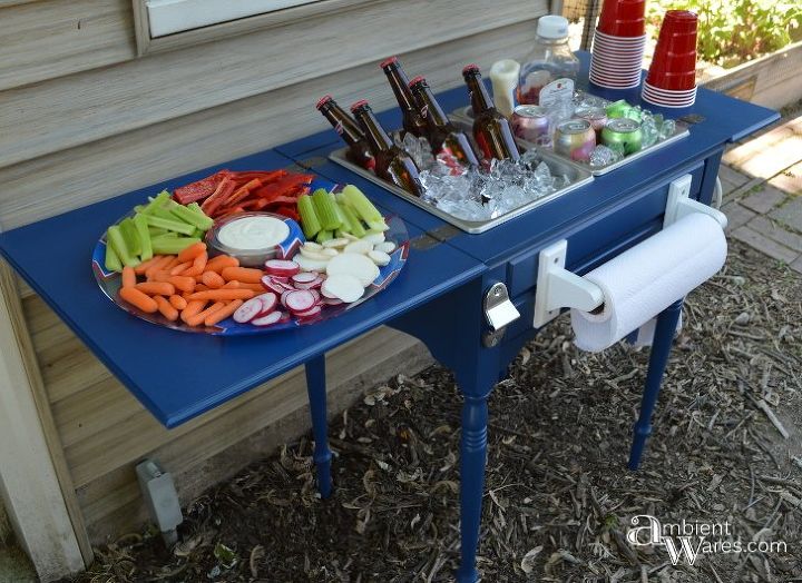 mesa vieja de costura convertida en estacin de comida y bebida