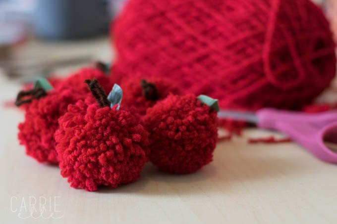 apple yarn pom poms, crafts, how to