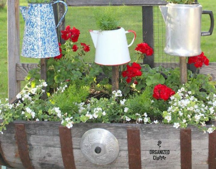 como transformar seu quintal em um pas das maravilhas usando sucata velha, Potes de caf levantados para o jardim de sucata