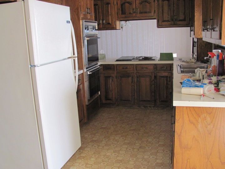 a cozinha dos anos 70 recebe uma reforma moderna de casa de fazenda