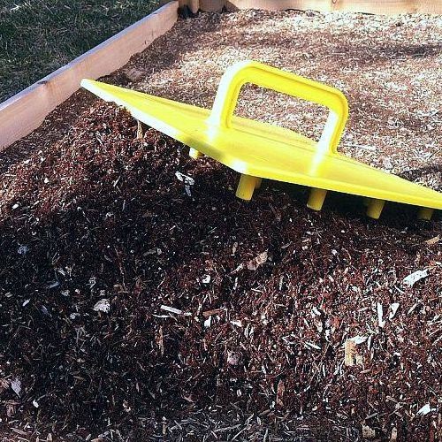a maneira mais rpida de plantar um canteiro elevado, Use o selo de jardim como uma esp tula para espalhar o solo uniformemente