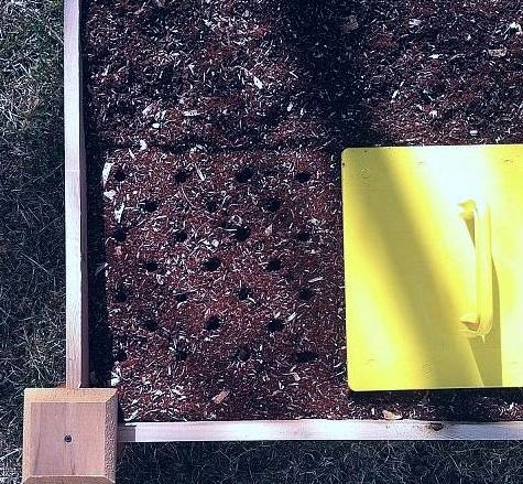 a maneira mais rpida de plantar um canteiro elevado, O Garden Stamp tem um metro quadrado ent o voc pode carimbar diretamente ou