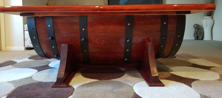 mesa de barril de vino personalizada y nica, Vista lateral de la mesa para barriles de vino