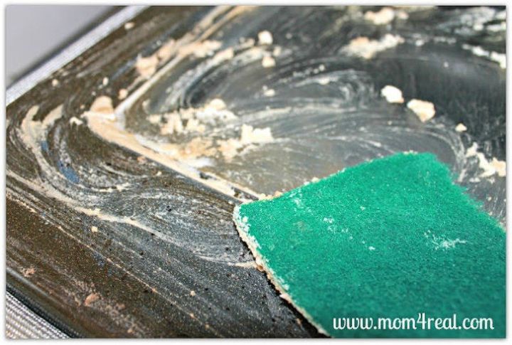 17 ways you never thought of using baking soda in your home, Clean your glass stove with it