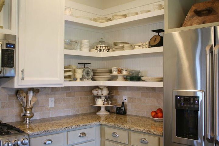 12 trucos para ahorrar espacio en tu cocina, Pintura a la tiza de los gabinetes de cocina y rehacer la cocina de la casa de campo