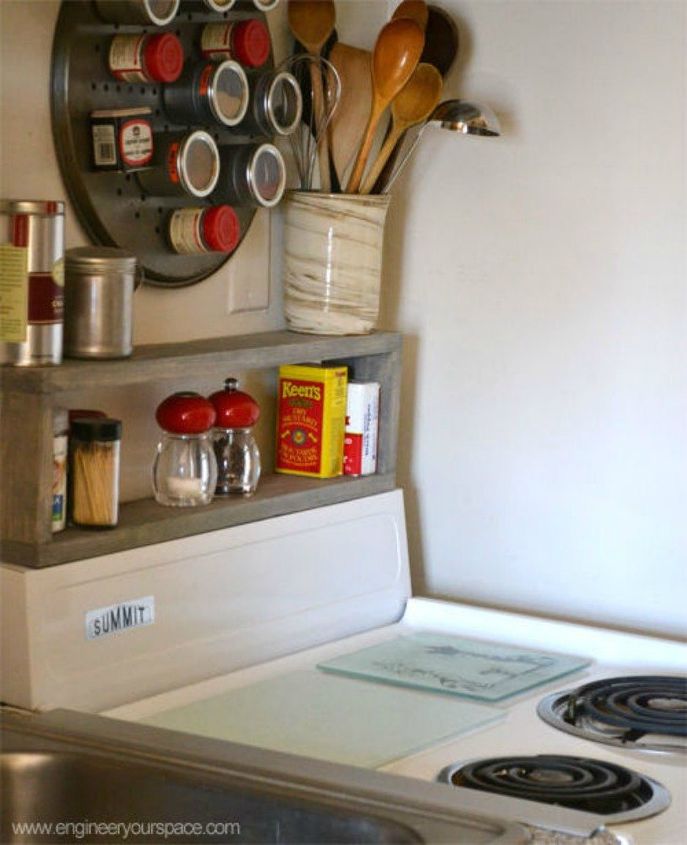 12 trucos para ahorrar espacio en tu cocina, Almacenamiento extra en una cocina peque a Estanter a de bricolaje sobre la estufa