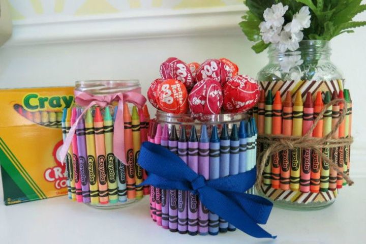 12 maneras elegantes de decorar con lpices de colores, Convierte los tarros en regalos cubiertos de crayones en regalos para fiestas o en decoraci n para la mesa