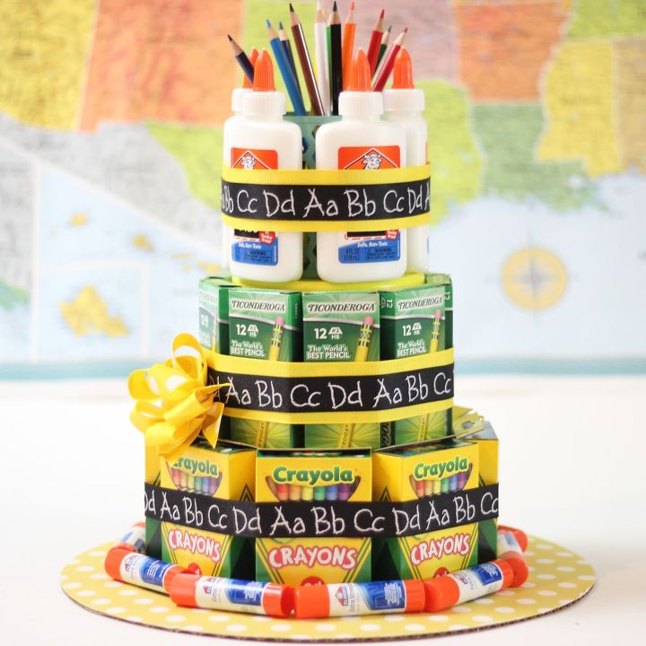 bolo de material escolar um presente de agradecimento para professores