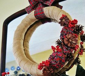 estas ideas de decoracin con pias cortadas son perfectas para el otoo, Util zalas en una corona de arpillera y tela escocesa