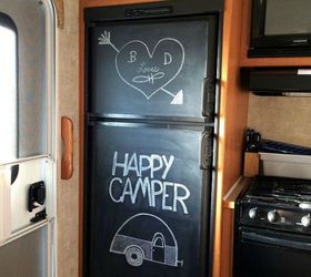 10 increbles cambios de imagen de la caravana que desears haber visto antes, Esta adorable nevera de caravana con pintura de tiza