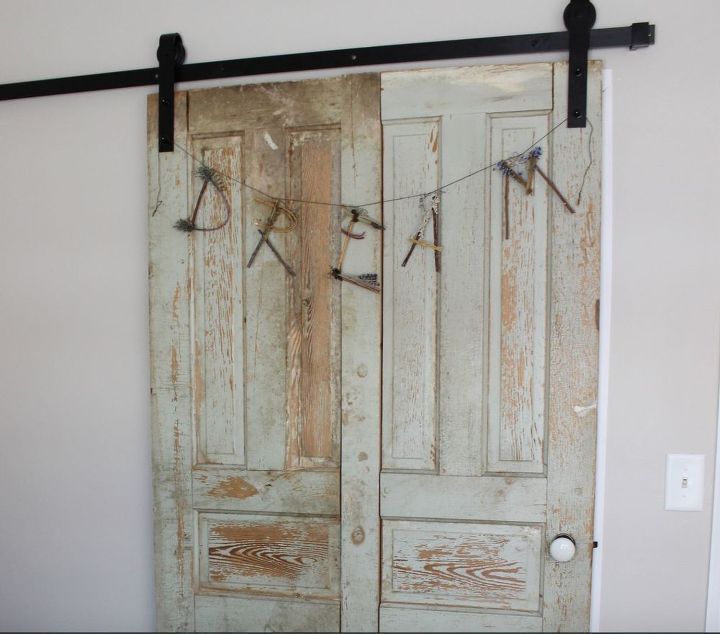 portas vintage diy em portas de armrio deslizantes no quarto de hspedes, As 2 portas em uma