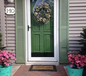 13 formas nicas de hacer que tu puerta de entrada destaque, Flanquee su puerta con contraventanas pintadas