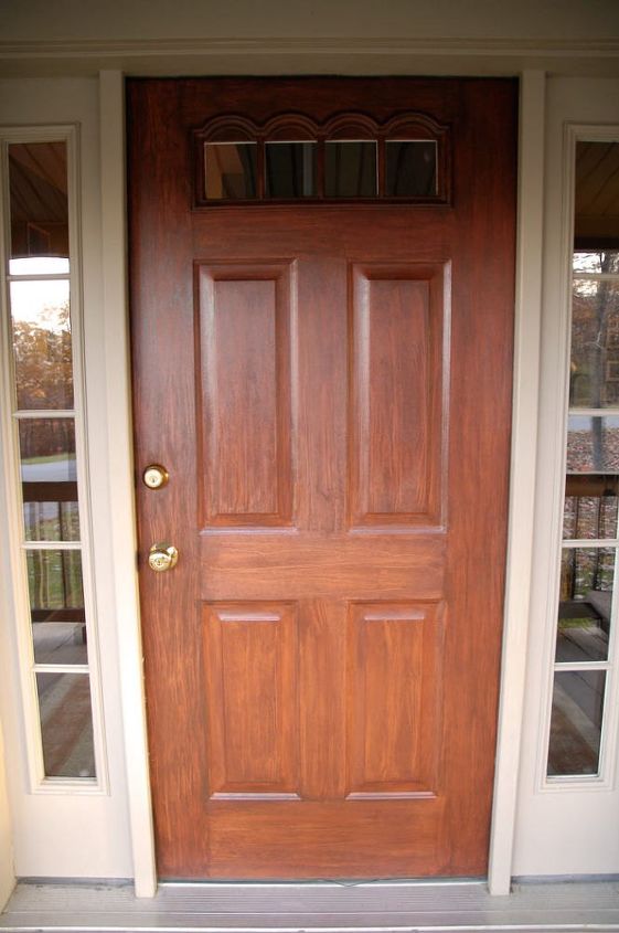 13 formas nicas de hacer que tu puerta de entrada destaque, Dale a una puerta pintada un tratamiento de imitaci n de madera